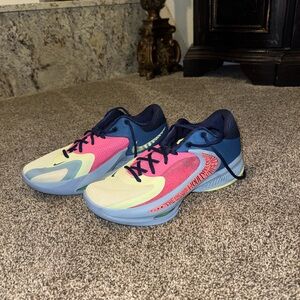 Nike Men’s Zoom Freak 4 Unbelievable Giannis Antetokounmpo Basketball Shoes